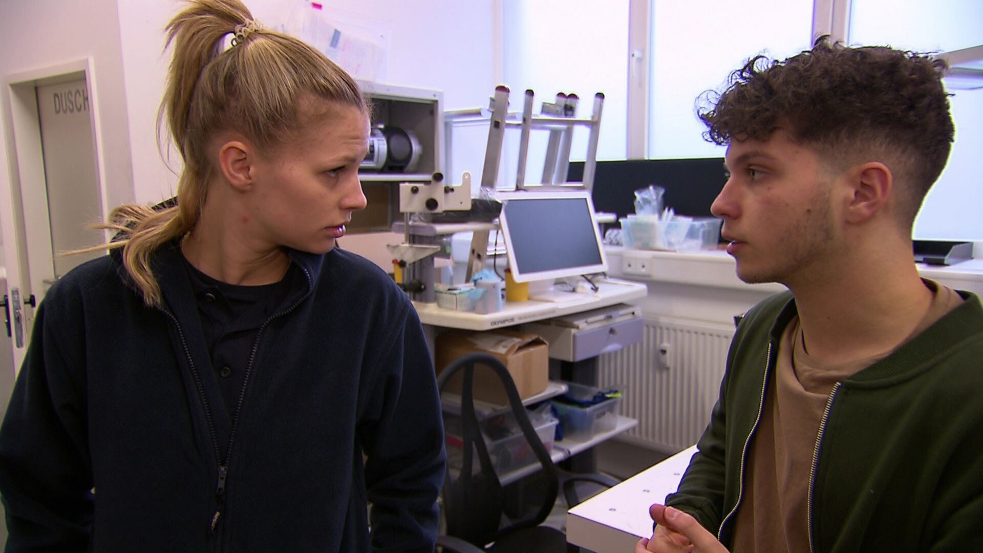 Auf Diesem Amateurvideo Geht Es Bei Einem Flotten Dreier Zur Sache Auf Diesem Amateurvideo Geht Es Bei Einem Flotten Dreier Zur Sache
